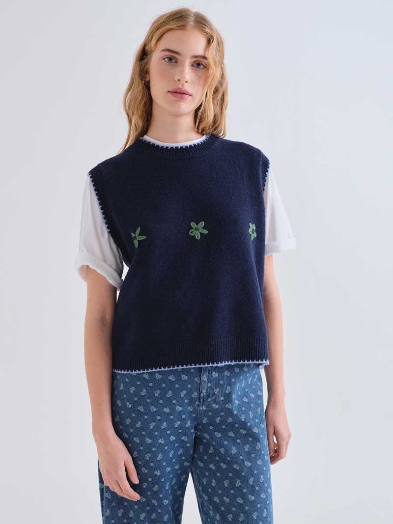 Blue knit vest with floral embroidered details | Compañía Fantástica